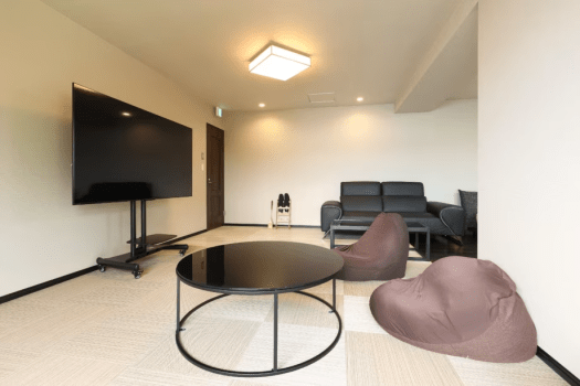 【悠久の季・オーシャンスイート／リビング】畳調の床が心地よい、和モダンのリビング。贅沢なひとときを叶える空間は、完全プライベートな1階フロア。海景に包まれながら、優雅で穏やかな時間をお過ごしくださいませ。