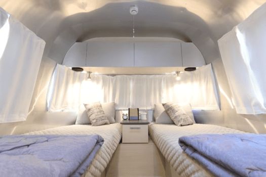 【エアストリーム】室内はホワイトを基調にグレーをアクセントに配した洗練されたデザイン。まるで高級ホテルのような上質な空間です。