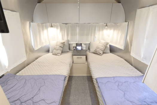 【エアストリーム】窓からは日本海の雄大な景色が広がり、奥には広々としたツインベッドが並びます。