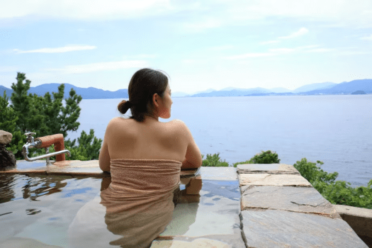 【サザエの湯／オーシャンビュー貸切展望露天風呂】海を一望する静かな秘湯。美肌の湯として知られるかけ流し温泉に浸りながら、果てしなく広がる海景を眺める――唯一無二の贅沢なひとときを。