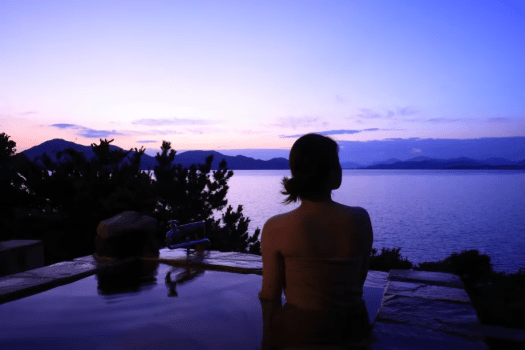 【サザエの湯／オーシャンビュー貸切展望露天風呂】贅沢なかけ流し温泉に浸りながら、ゆったりと夢心地のひとときを。水平線から昇る朝日を望む光景は、ここでしか味わえない至福の絶景です。