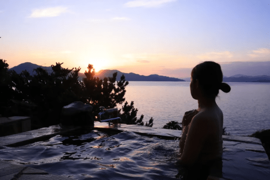 【サザエの湯／オーシャンビュー貸切展望露天風呂】贅沢なかけ流しの湯に身をゆだね、海と空に溶け合うような安らぎを。朝には水平線から昇る光に包まれ、至福のひとときを。