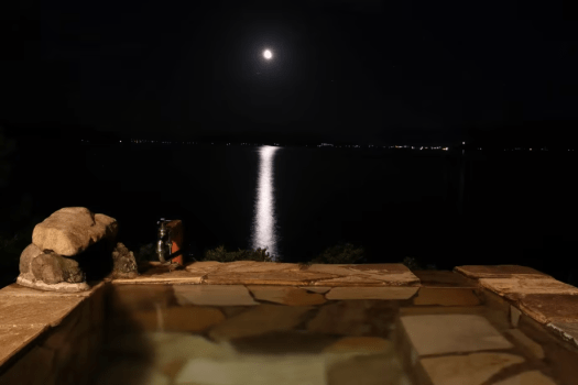 【サザエの湯／オーシャンビュー貸切展望露天風呂】贅沢なかけ流し温泉に身をゆだね、ゆったりと夢心地のひとときを。晴れた夜には、月明かりに照らされる海面に「月光の道」が現れ、幻想的な絶景をご堪能いただけます。