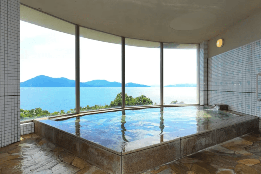 【悠久の湯／オーシャンビュー展望大浴場】黄波戸温泉は、美肌の湯として知られる静かな秘湯。海を眺めながらまったりと。