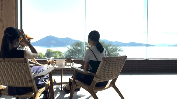 【海の見える展望ラウンジ】目の前に広がるオーシャンパノラマビュー。その絶景に包まれながら、ご歓談に花を咲かせる時間も、まるで絵画の中にいるような贅沢な体験に。