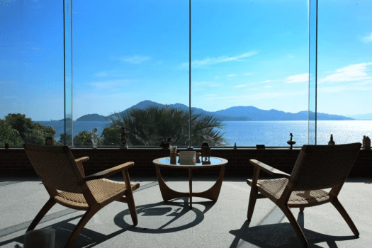 【海の見える展望ラウンジ】果てしなく広がるオーシャンビューに身をゆだねるひととき。潮風と陽光に包まれる静謐の時間――非日常の癒しを、ここでご体感ください。