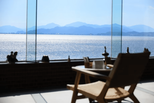 【海の見える展望ラウンジ】ここからの朝日はご宿泊の方だけの特権。水平線から昇る朝日を浴びながらの朝ヨガや瞑想など、心と体を整えるリトリート空間としてご利用いただけます。