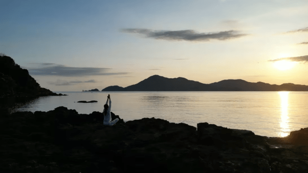 【朝ヨガ】プライベートビーチで日本の渚100選に選ばれた「青海島」から昇る朝日と光の道に導かれながらのヨガで本来のわたしに還る朝を。