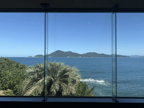 【海の見える展望ラウンジ】ここは沖縄？と勘違いするほどのオーシャンビューのパノラマ。