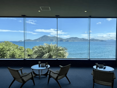 【海の見える展望ラウンジ】果てしなく広がるオーシャンパノラマビュー。その絶景は、まるで一枚の絵画のように心を奪います。潮風と光に包まれながら、静謐なひとときをお過ごしください。