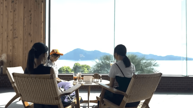 【海の見える展望ラウンジ】絶景に包まれながらご歓談を楽しみ、旅を彩る特別なひとときを。オーシャンビューの絶景ポイントで、海と空に抱かれながら味わうウェルカムドリンクもこちらでどうぞ。