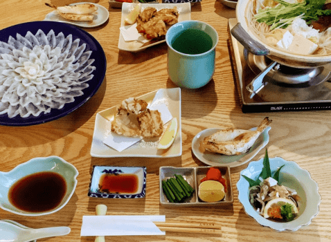 【とらふくのフルコースイメージ】ふく刺し、ふくちり、ふくひれ酒――山口を訪れたなら、ぜひ一度ご賞味いただきたい冬の王様「とらふく」。その一口ごとに、旅の記憶に残る至福の味わいが広がります。