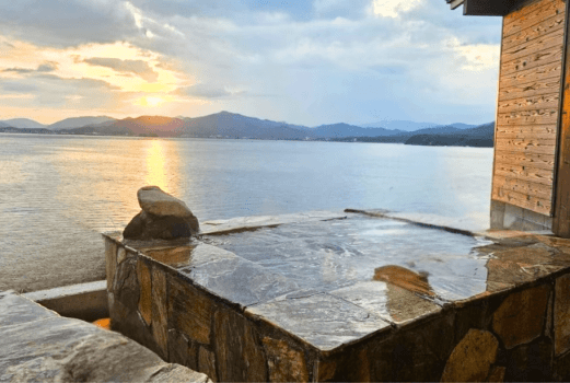 【サザエの湯／オーシャンビュー貸切展望露天風呂】晴れた朝には水平線から昇る朝日と、海面に輝く光の道を望むことができます。他ではなかなか出会えない特別な温泉体験を。