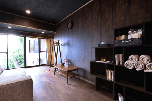 離れ和洋グループルーム《ほしあかり》【別邸きわど庵】：和洋室の寝室と寝室の間にある共有リビング。ソファーやクッションを利用して団欒をお愉しみください。