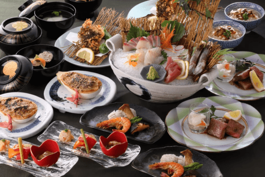 【悠久コース懐石イメージ】海に寄り添う当館ならではの新鮮な食材と、地元の旬の旨味を凝縮した懐石料理。部屋数の少なさを活かし、作り置きをせず一品一品を丹念に仕上げ、最良の状態でお届けいたします。（写真は2人前）