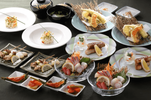 【潮音コース懐石イメージ】海の恵みと地元の旬を活かした懐石料理を、作り置きせず一品ずつ丁寧に仕上げております。少室ならではの心を込めたおもてなしを、ぜひご堪能くださいませ。（写真は2人前）