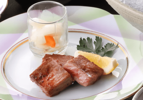 【ご夕食一例】希少なブランド黒毛和牛「やまぐち和牛燦（きらめき）」。市販ではなかなか出会えない特別な和牛を、贅沢にステーキで。きめ細やかな霜降りと、口の中でとろける豊潤な旨味。一口ごとに広がる至福の味わいを、心ゆくまでご堪能ください。