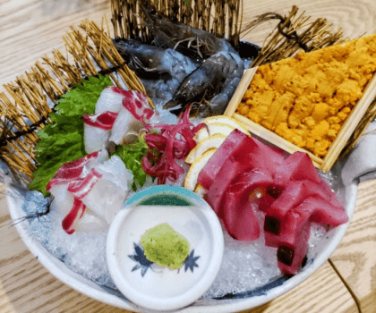 【お食事一例】「プレミアムコース懐石・刺し盛」仙崎漁港直送の旬魚に加え、料理長が特別に選び抜いた高級食材を盛り込んだ贅沢な刺し盛。冬にはトロやフグ白子、夏には希少な地魚や極上イカなど、季節ごとに最高峰の味わいを堪能できます。（写真は2人前）