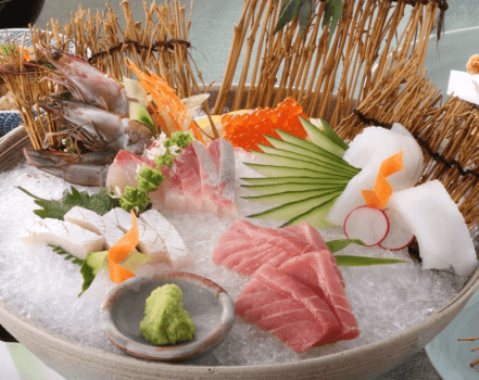 【お食事一例】「悠久コース懐石・刺し盛」仙崎漁港で水揚げされた新鮮な魚介を料理長が厳選。夏はイサキやトビウオ、アオリイカが涼やかに並び、冬はブリやフグ、ヒラメ、アカガイなどが彩り豊かに盛り込まれます。四季折々の海の恵みを堪能できる、贅沢な一皿です。（写真は2人前）