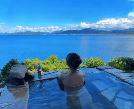 【サザエの湯／オーシャンビュー貸切展望露天風呂】アニメにも登場した、贅沢なかけ流しの温泉。日本海を一望する絶景に包まれ、潮風と波音を感じながら、ゆったりと夢心地のひとときをお過ごしくださいませ。