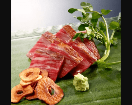 【お食事一例】「山口だけの輝き」やまぐちブランド和牛「燦」は、流通量が限られた希少な存在。その一口ステーキは、まさに土地の誇りを凝縮した輝きです。悠久コース懐石およびプレミアムコース懐石でご提供いたします。仕入れにより変動がございます。ご了承くださいませ。