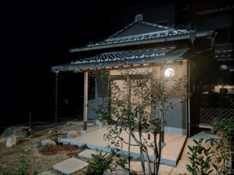 離れ和洋グループルーム《ほしあかり》【別邸きわど庵】：夜のきわど庵は、昭和の香りを残す玄関に灯りがともり、幻想的な空気が漂います。懐かしさと非日常が重なり合う、心ほどけるひととき。