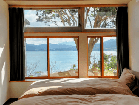 【海の見えるツインルーム】夜は満天の星空に包まれ、朝は水平線から昇る朝日に目覚める&mdash;&mdash;時間とともに表情を変える海の風景が、心を解きほぐしていきます。