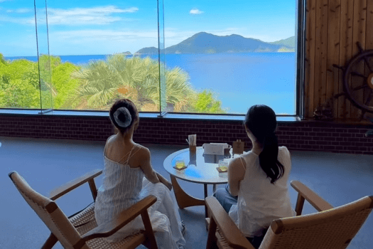 【海の見える展望ラウンジ】窓いっぱいに広がる海景と青海島を望む特等席。視界いっぱいに広がる海と青海島の絶景。ウェルカムドリンクとともに、悠久の季の物語がそっと幕を開けます。