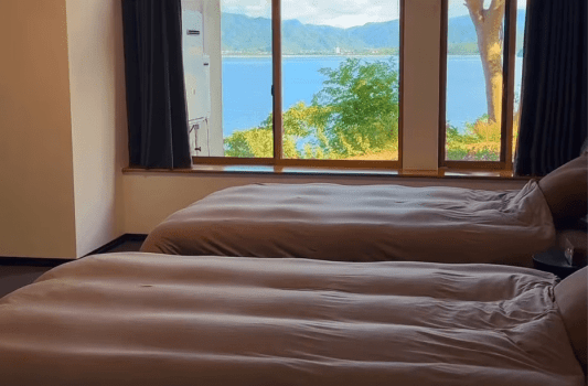 【海の見えるツインルーム】朝は水平線を染める光に目覚め、夜は星々のきらめきに寄り添う時間を。
刻一刻と姿を変える海景が、心を静かに解き放ってくれます。