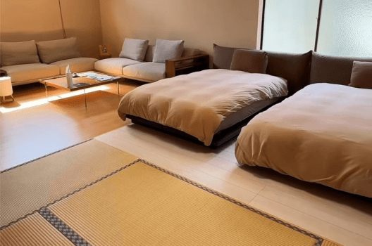 【ファミリー和洋室】畳のやわらかな感触は、幼児やご年配の方にも安心してお過ごしいただける心地よさ。リビングでは、家族団らんの時間が自然と生まれる落ち着いたしつらえです。