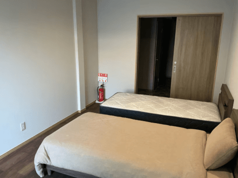 ペットプレンドリールーム《ひだまり》：ご家族やカップルの滞在にも最適。ペットと一緒に過ごす穏やかなひととき。思い出に残る旅を楽しめる柔らかな空間です。