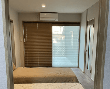 ペットプレンドリールーム《ひだまり》：愛犬と一緒に過ごせる上質な洋室スイート。洋室が2室続く空間でリラックス。大切な家族と心ほどける滞在を叶えます。