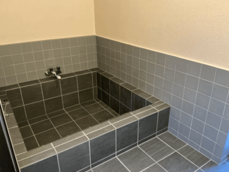 ペットプレンドリールーム《ひだまり》：客室内には、重厚感のある石張りの内風呂をご用意。外の喧騒から離れ、静かに湯に浸かる贅沢な時間をお楽しみいただけます。※温泉ではございません