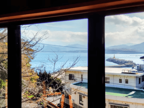 《別邸きわど庵－ほしあかり》：静かな佇まいの中で過ごせる特別なお部屋。窓辺には黄波戸漁港の穏やかな景色が広がり、港町ならではの風情と落ち着きを感じられる贅沢なひとときを届けます。