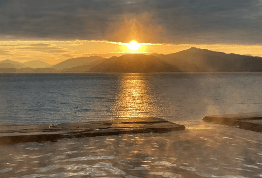 【サザエの湯／オーシャンビュー貸切展望露天風呂】アニメにも登場した、贅沢なかけ流しの温泉。日本海を一望する絶景。特に晴れた日は朝日と海に浮かぶ光の道が望めます。潮風と波音を感じながら、ゆったりと夢心地のひとときをお過ごしくださいませ。