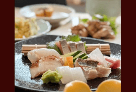 【きわど彩御膳イメージ】海の恵みと地元の旬を活かした和食膳を、作り置きせず一品ずつ丁寧に仕上げております。少室ならではの心を込めたおもてなしを、ぜひご堪能くださいませ。（写真は刺し盛2人前）