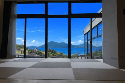 【エグゼクティブ リトリート】海へと伸びるようなリトリートフロアから、青海島を望む特別な眺め。北長門海岸国定公園の青に包まれる滞在。