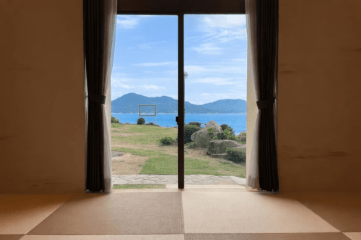 【モデレートリトリート】まるで海へと続くような窓辺の景色。青海島と深川湾の青が静かに広がる、北長門海岸国定公園のツインルーム。