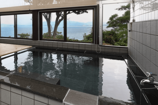 【オーシャンビュー貸切風呂《家族風呂》】海を眺めながら心ほどける癒しのひととき。湯面に映る光と風を感じ、ご家族やカップルでゆったりとお過ごしください。