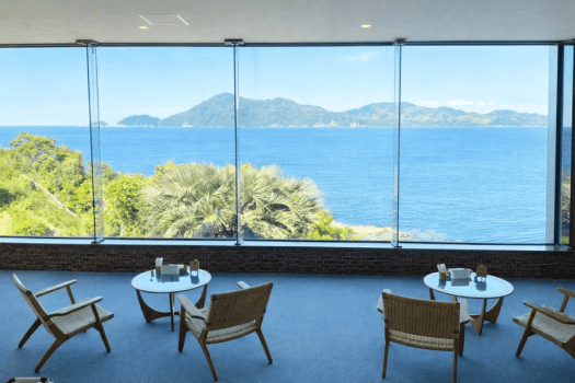【海の見える展望ラウンジ】青海島と深川湾を望む展望ラウンジ。果てしなく広がる青に心をゆだね、潮風と陽光が満ちる静謐のひとときを。