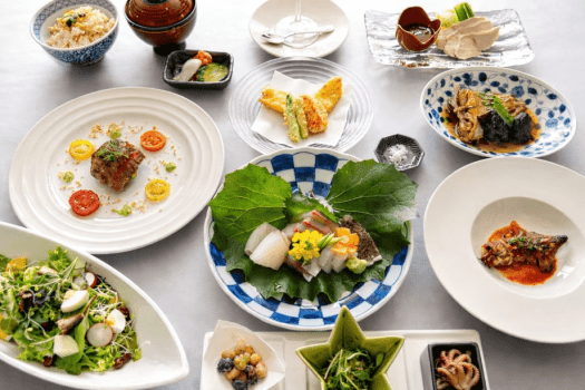 【特別コース懐石イメージ】海が近い当館ならでは魚介と厳選した季節の食材を、調理長が心を込めて仕上げます。小さな宿だからこそ叶う丁寧な調理で、ひと品ごとに素材の魅力を引き出し、特別な夜を演出します。
