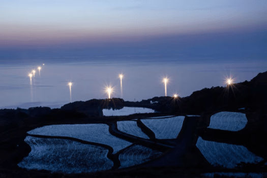 【東後畑棚田から見える漁火】漁火が点々と海を染め、夜の水平線が静かに浮かび上がる。心ほどける長門の夜景。