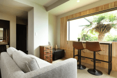 【悠久の季オーシャンスイート】インナーテラスはオーシャンフロント。目の前に広がる海景を眺めながら、心ゆくまで寛ぎのひとときを。ワンフロアを贅沢に使った、プライベートな特別空間です。