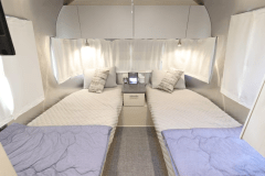 【エアストリーム】窓からは日本海の雄大な景色が広がり、奥には広々としたツインベッドが並びます。