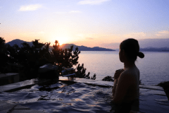 【サザエの湯／オーシャンビュー貸切展望露天風呂】贅沢なかけ流しの湯に身をゆだね、海と空に溶け合うような安らぎを。朝には水平線から昇る光に包まれ、至福のひとときを。
