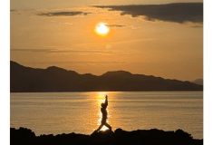 【朝ヨガ】プライベートビーチで朝日を浴びながら心身を解き放つヨガ。水平線に伸びる光の道が自然と調和し、わたしを取り戻す唯一無二の特別なひととき。