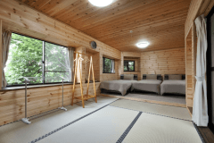 離れ和洋グループルーム《ほしあかり》【別邸きわど庵】：本館とは違った趣の和洋スイート。グループやご家族・ご友人とプライベートな滞在ができる特別な空間。きわどの大自然に囲まれた静かな環境で、ストレスを解消しリラックスした時間を。