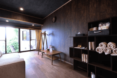 離れ和洋グループルーム《ほしあかり》【別邸きわど庵】：和洋室の寝室と寝室の間にある共有リビング。ソファーやクッションを利用して団欒をお愉しみください。