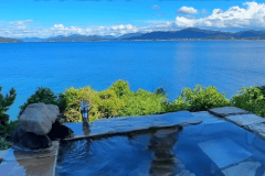 【サザエの湯／オーシャンビュー貸切展望露天風呂】空と海と湯が融合し、比類なき湯の景観が広がります。湯面は海へ、そして空へと滑らかに連なり&mdash;&mdash;境界が消失する瞬間に身を委ねる、特異な体験がここにあります。