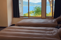 【海の見えるツインルーム】朝は水平線を染める光に目覚め、夜は星々のきらめきに寄り添う時間を。
刻一刻と姿を変える海景が、心を静かに解き放ってくれます。